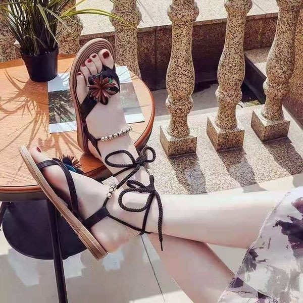 Vabaaja naiste sandaalid pärlite ja 3D kaunistusega