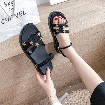 Γυναικεία σανδάλια με μεταλλική διακόσμηση σε μπεζ και μαύρο χρώμα