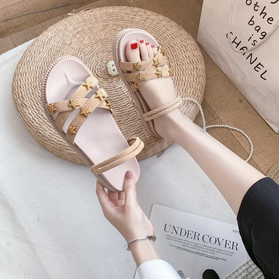 Γυναικεία σανδάλια με μεταλλική διακόσμηση σε μπεζ και μαύρο χρώμα