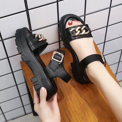 Γυναικεία σανδάλια με μεταλλική διακόσμηση σε μαύρο και άσπρο χρώμα