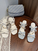 Γυναικεία έκο δερμάτινα σανδάλια με τακούνι 5,5 cm και μεταλλική διακόσμηση