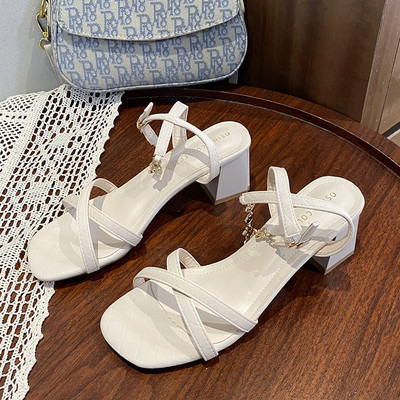 Γυναικεία έκο δερμάτινα σανδάλια με τακούνι 5,5 cm και μεταλλική διακόσμηση