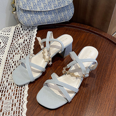 Γυναικεία έκο δερμάτινα σανδάλια με τακούνι 5,5 cm και μεταλλική διακόσμηση