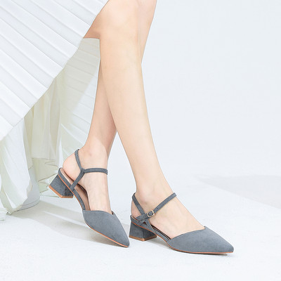 Μοντέρνα γυναικεία σανδάλια από οικολογικό σουέτ με τετράγωνο τακούνι