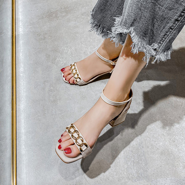 Moderne ženske sandale s metalnim lancem i četvrtastom petom od 5 cm