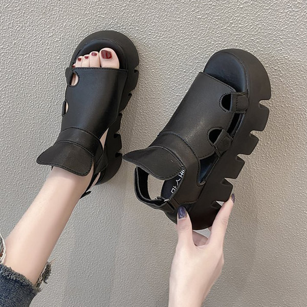 Γυναικεία σανδάλια με τραχιά σόλα σε λευκό και μαύρο χρώμα