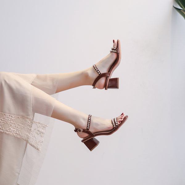 Novi model ženskih sandala od umjetne kože sa perlicama