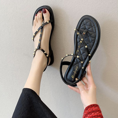 Γυναικεία έκο δερμάτινα σανδάλια με μεταλλική διακόσμηση και επίπεδη σόλα