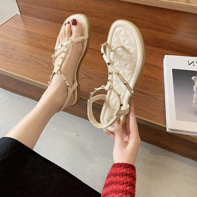 Γυναικεία έκο δερμάτινα σανδάλια με μεταλλική διακόσμηση και επίπεδη σόλα