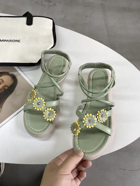 Ležerne ženske sandale sa cvjetnim ukrasom