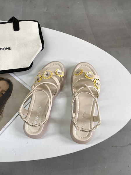 Ležerne ženske sandale sa cvjetnim ukrasom
