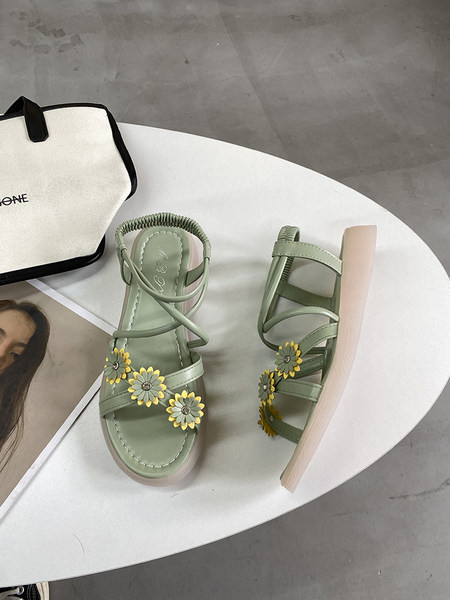 Ležerne ženske sandale sa cvjetnim ukrasom