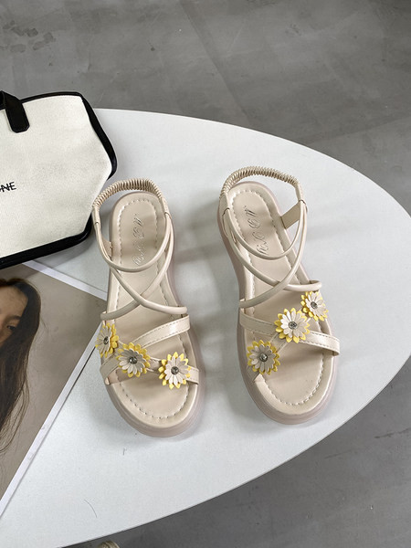Ležerne ženske sandale sa cvjetnim ukrasom