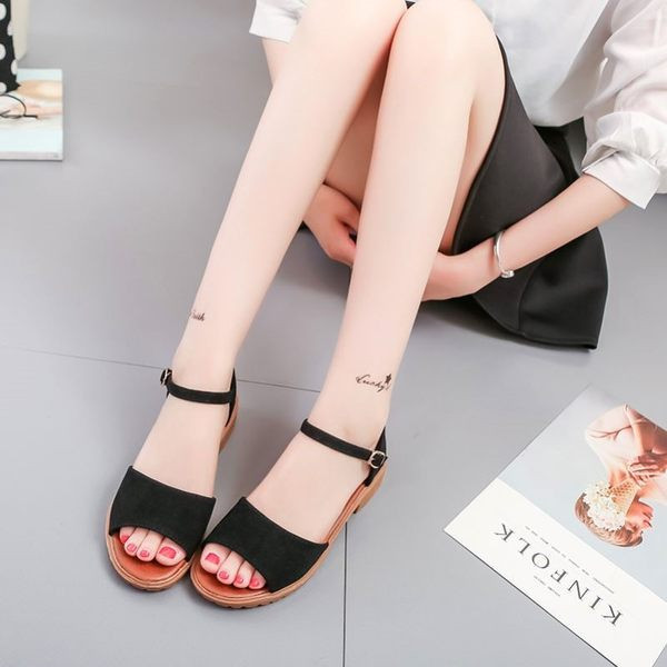 Ženske zaobljene sandale od brušene kože s metalnom kopčom