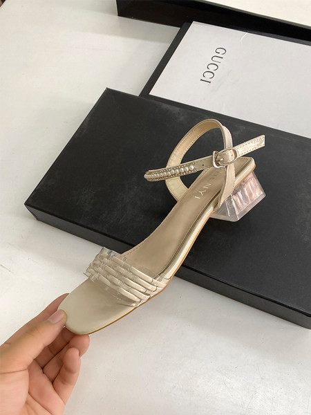 Ženske sandale na nisku debelu petu i perle