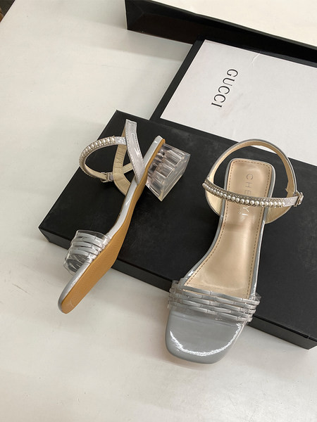 Ženske sandale na nisku debelu petu i perle