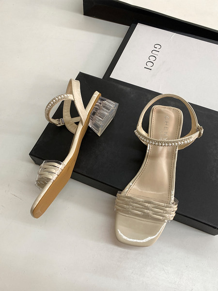 Ženske sandale na nisku debelu petu i perle