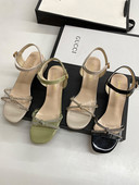 Σύγχρονα γυναικεία σανδάλια με χοντρό τακούνι και διακοσμητικές πέτρες