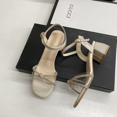 Σύγχρονα γυναικεία σανδάλια με χοντρό τακούνι και διακοσμητικές πέτρες