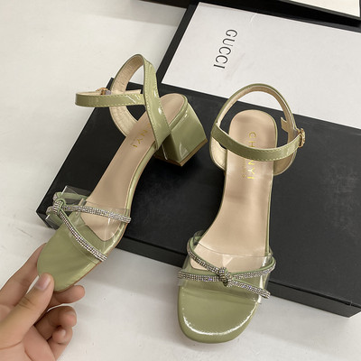 Σύγχρονα γυναικεία σανδάλια με χοντρό τακούνι και διακοσμητικές πέτρες