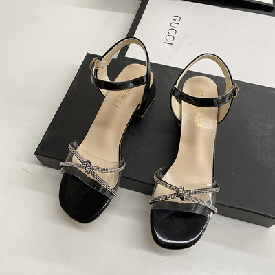 Σύγχρονα γυναικεία σανδάλια με χοντρό τακούνι και διακοσμητικές πέτρες