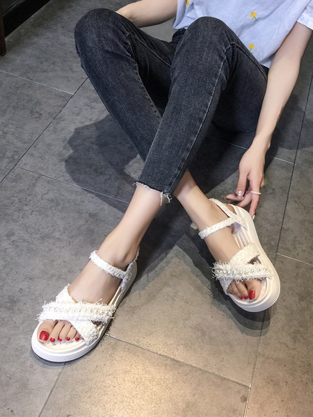 Ženske sandale s bisernim ukrasom i ravnim potplatom