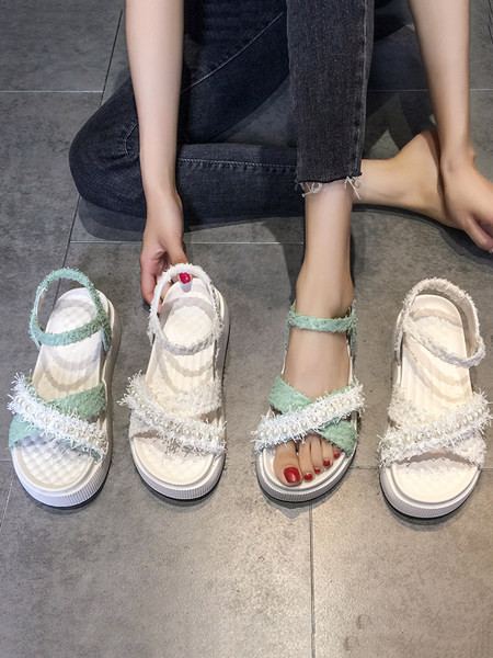 Ženske sandale s bisernim ukrasom i ravnim potplatom