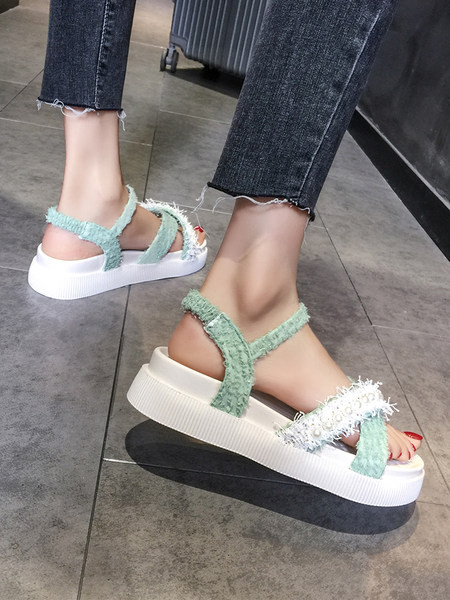 Ženske sandale s bisernim ukrasom i ravnim potplatom