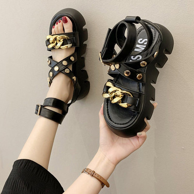 Γυναικεία σανδάλια με μεταλλική διακόσμηση και τραχιά σόλα