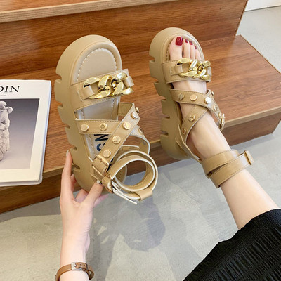 Γυναικεία σανδάλια με μεταλλική διακόσμηση και τραχιά σόλα