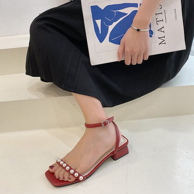 Sieviešu ādas sandales ar pērlēm