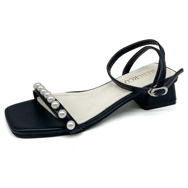 Sieviešu ādas sandales ar pērlēm