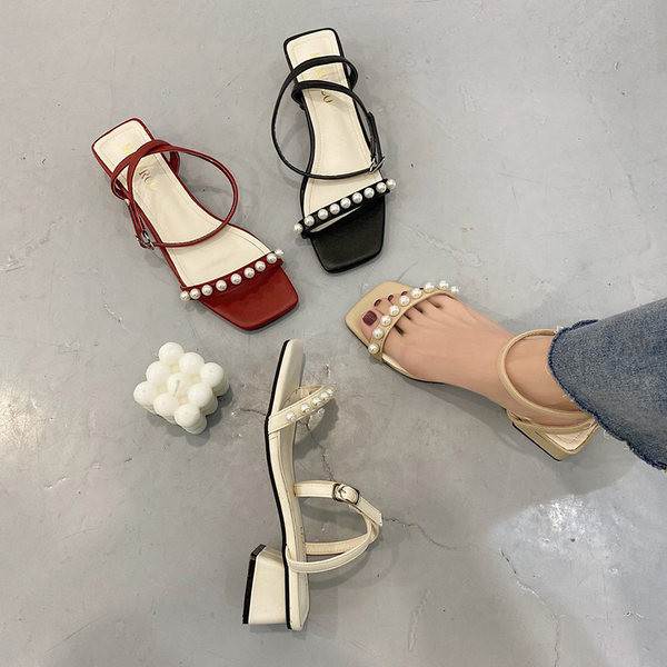 Sieviešu ādas sandales ar pērlēm