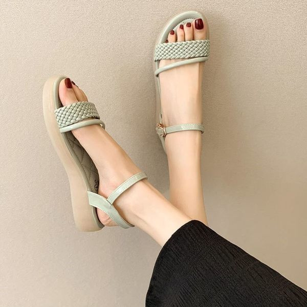 Ženske kožne sandale s platformom i kopčom