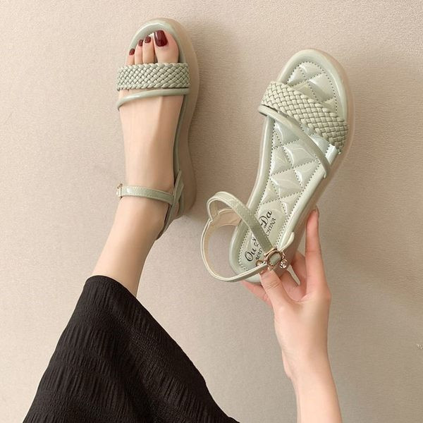 Ženske kožne sandale s platformom i kopčom