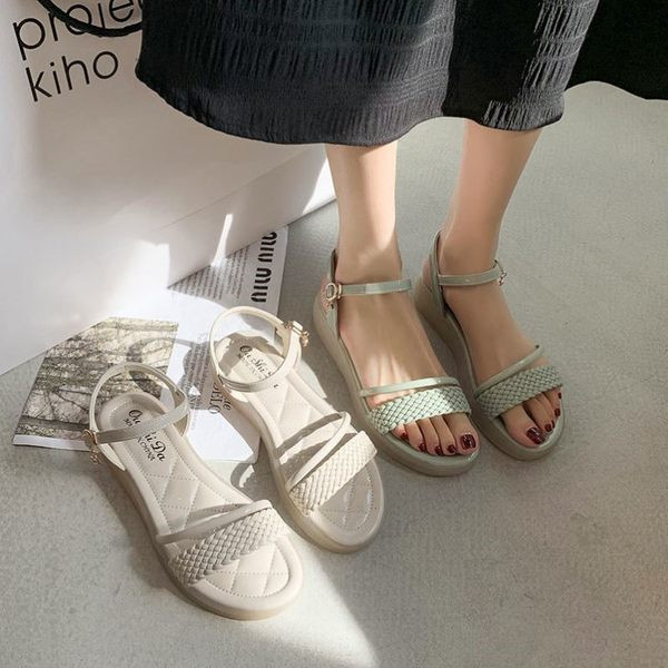 Ženske kožne sandale s platformom i kopčom