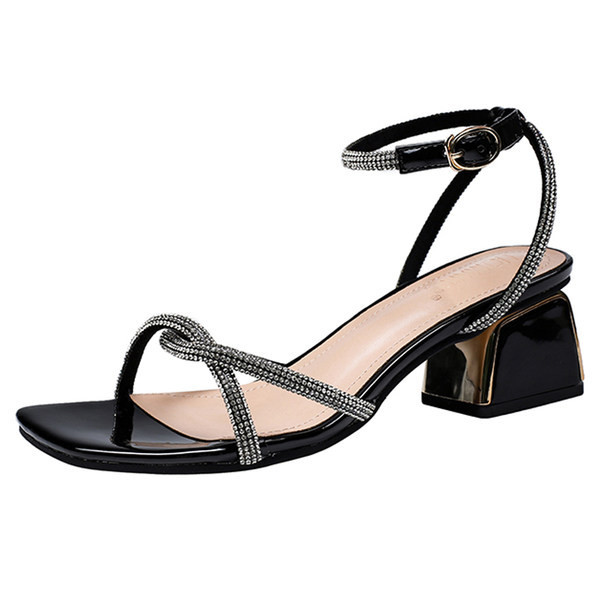 Novi model ženskih sandala na četvrtastu petu i kamenčiće