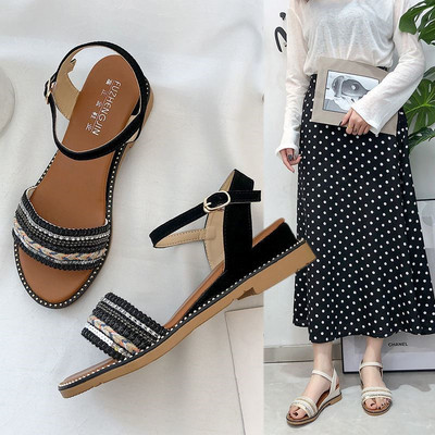 Ležerne ženske sandale sa metalnom kopčom i ukrasnim kamenčićima