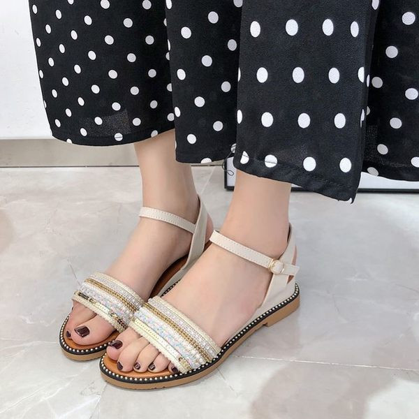 Ležerne ženske sandale sa metalnom kopčom i ukrasnim kamenčićima