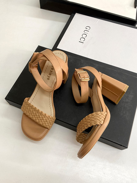 Γυναικεία έκο δερμάτινα σανδάλια με τακούνι και λουράκι 8 cm