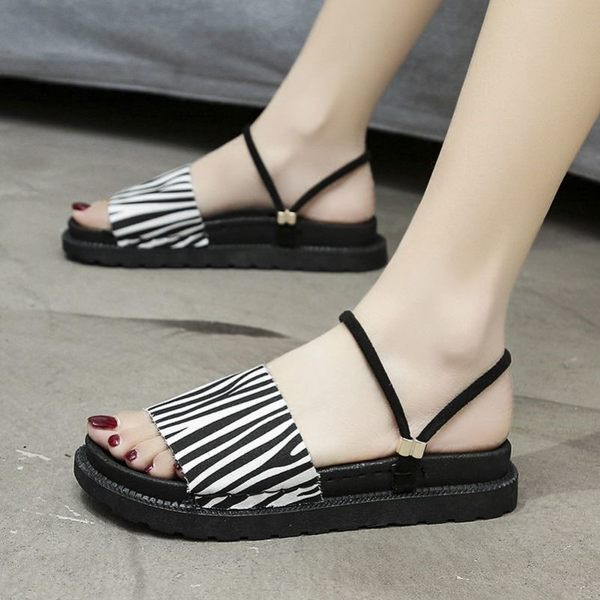 Ženske sandale na platformu od eko kože sa metalnim elementima i vezicama