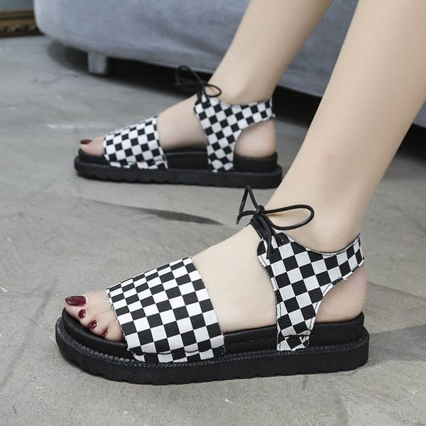 Ženske sandale na platformu od eko kože sa metalnim elementima i vezicama