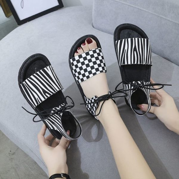 Ženske sandale na platformu od eko kože sa metalnim elementima i vezicama