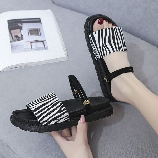 Ženske sandale na platformu od eko kože sa metalnim elementima i vezicama