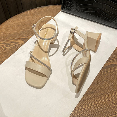 Μοντέρνα γυναικεία σανδάλια με λουράκι και παχύ χαμηλό τακούνι