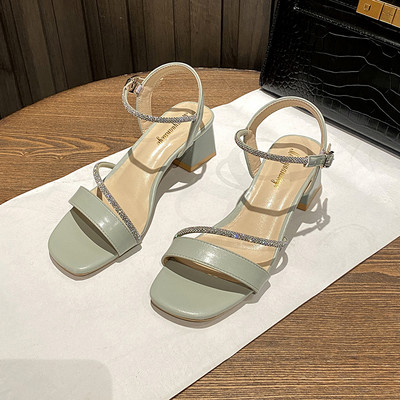 Μοντέρνα γυναικεία σανδάλια με λουράκι και παχύ χαμηλό τακούνι