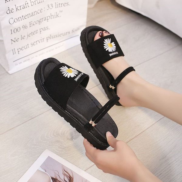 Ženske sandale s izvezenim cvijetom i metalnim elementom