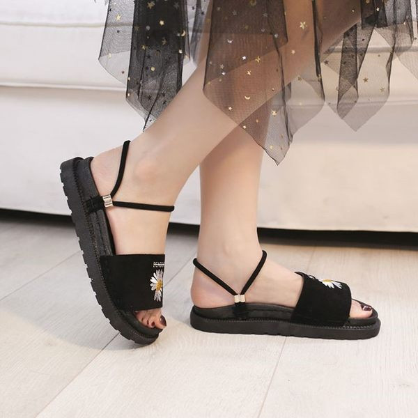 Ženske sandale s izvezenim cvijetom i metalnim elementom