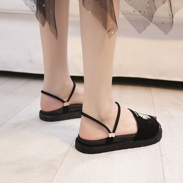 Ženske sandale s izvezenim cvijetom i metalnim elementom