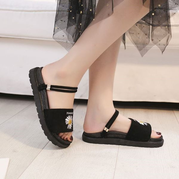 Ženske sandale s izvezenim cvijetom i metalnim elementom